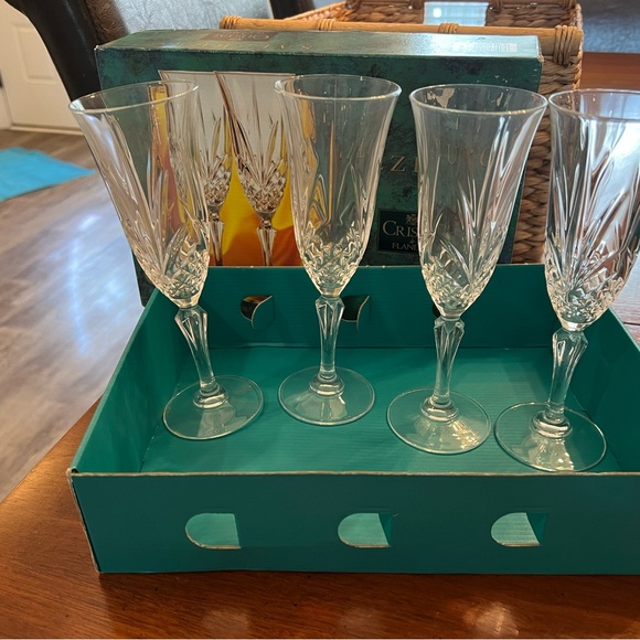 Salzburg Cristal de Flande set of 8 champag flutes. New - Picture 2 of 3